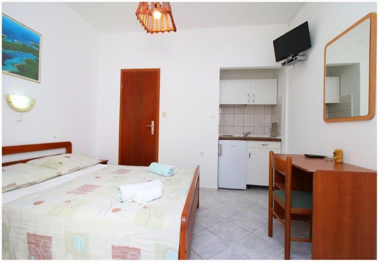 Apartments And Rooms Mirja-Parking Primosten Ngoại thất bức ảnh